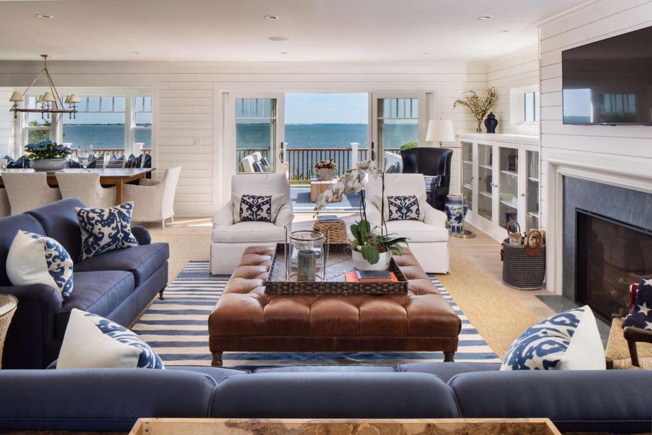 Coastal Glamour: Luxurious Beach House Living Room Design Ideas