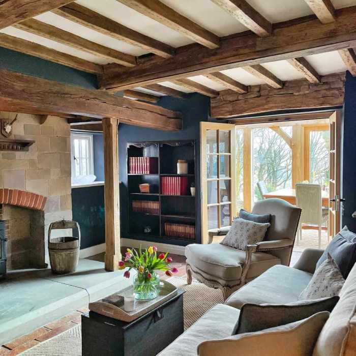 Cottage Comfort: Quaint Charm for Cozy Living Spaces