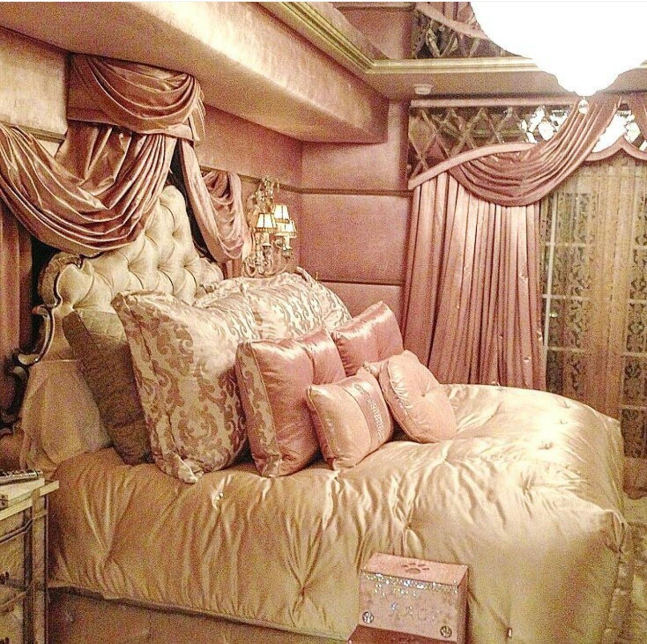Vintage Glamour: Old Hollywood-Inspired Bedroom Decor