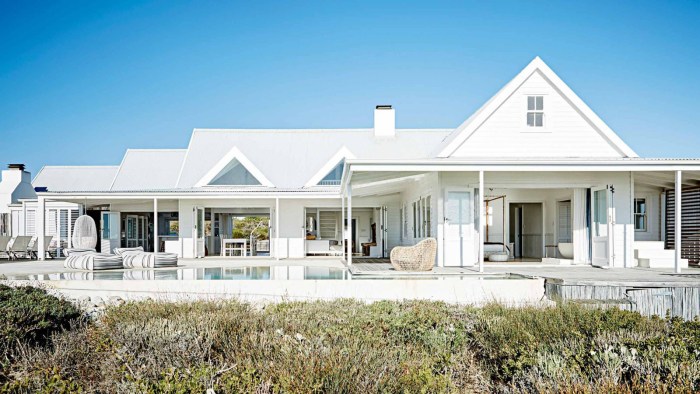 Contemporary Coastal: Relaxed Elegance by the Water