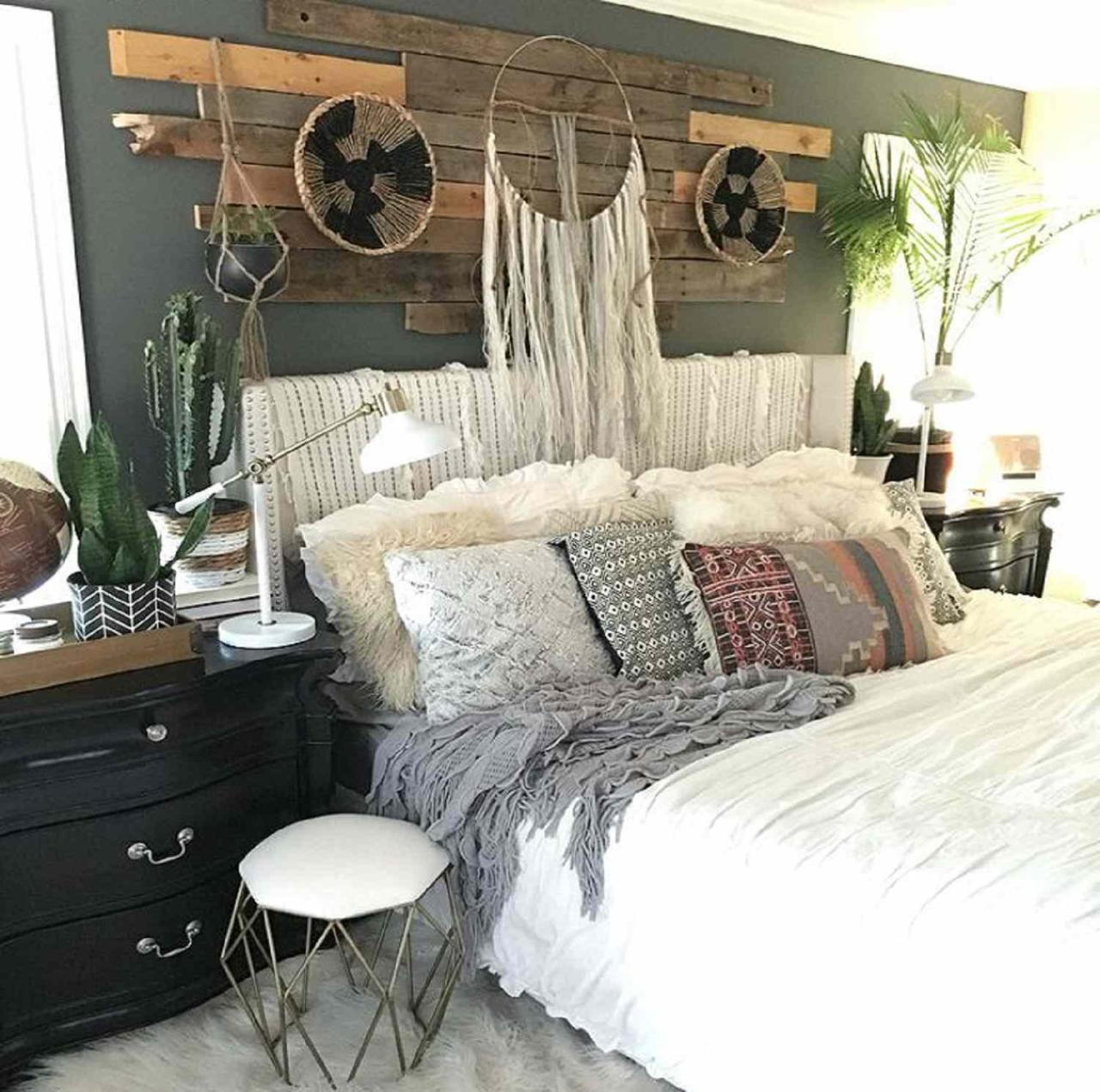 Boho Chic Retreat: Relaxed and Inviting Bedroom Style