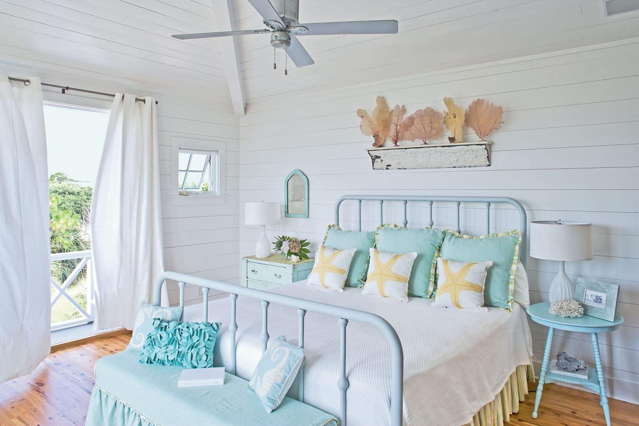 Boho Coastal Vibes: Beach House Bedroom Decor